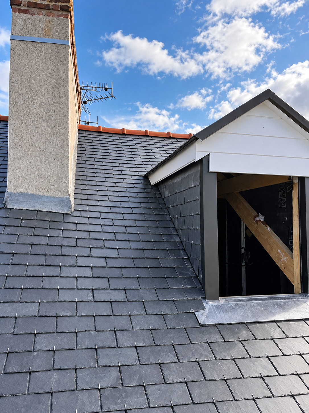 Travaux de toiture en ardoise et finitions de zinguerie