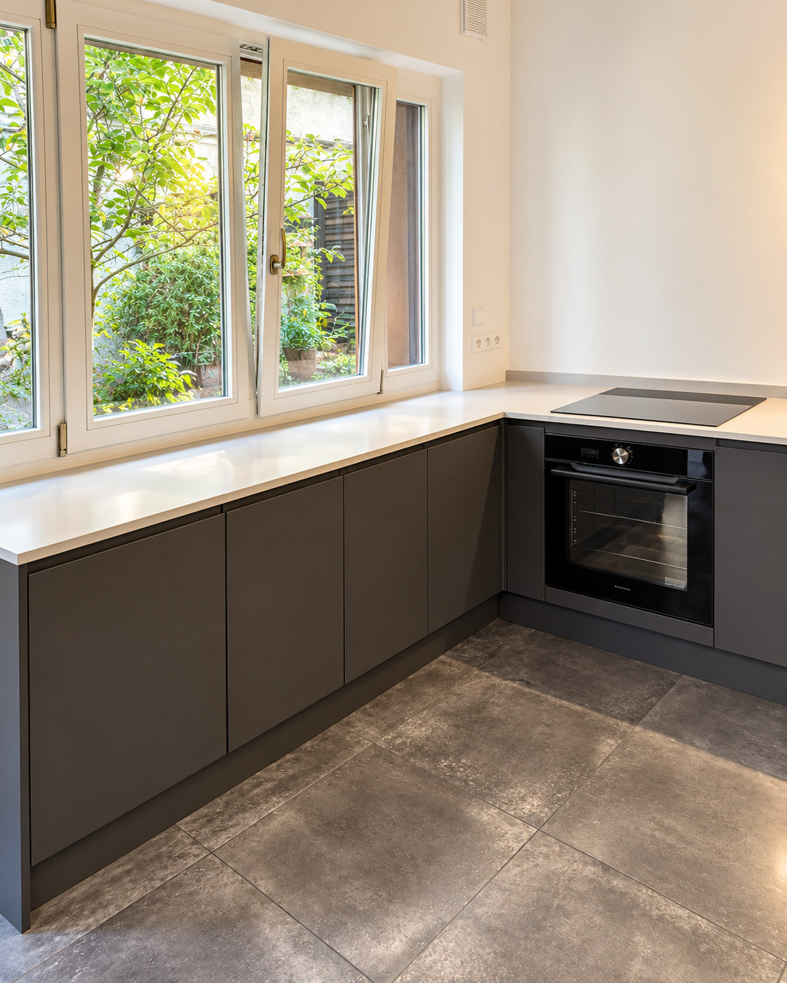 Rénovation intérieure d'une cuisine moderne avec carrelage et finitions soignées
