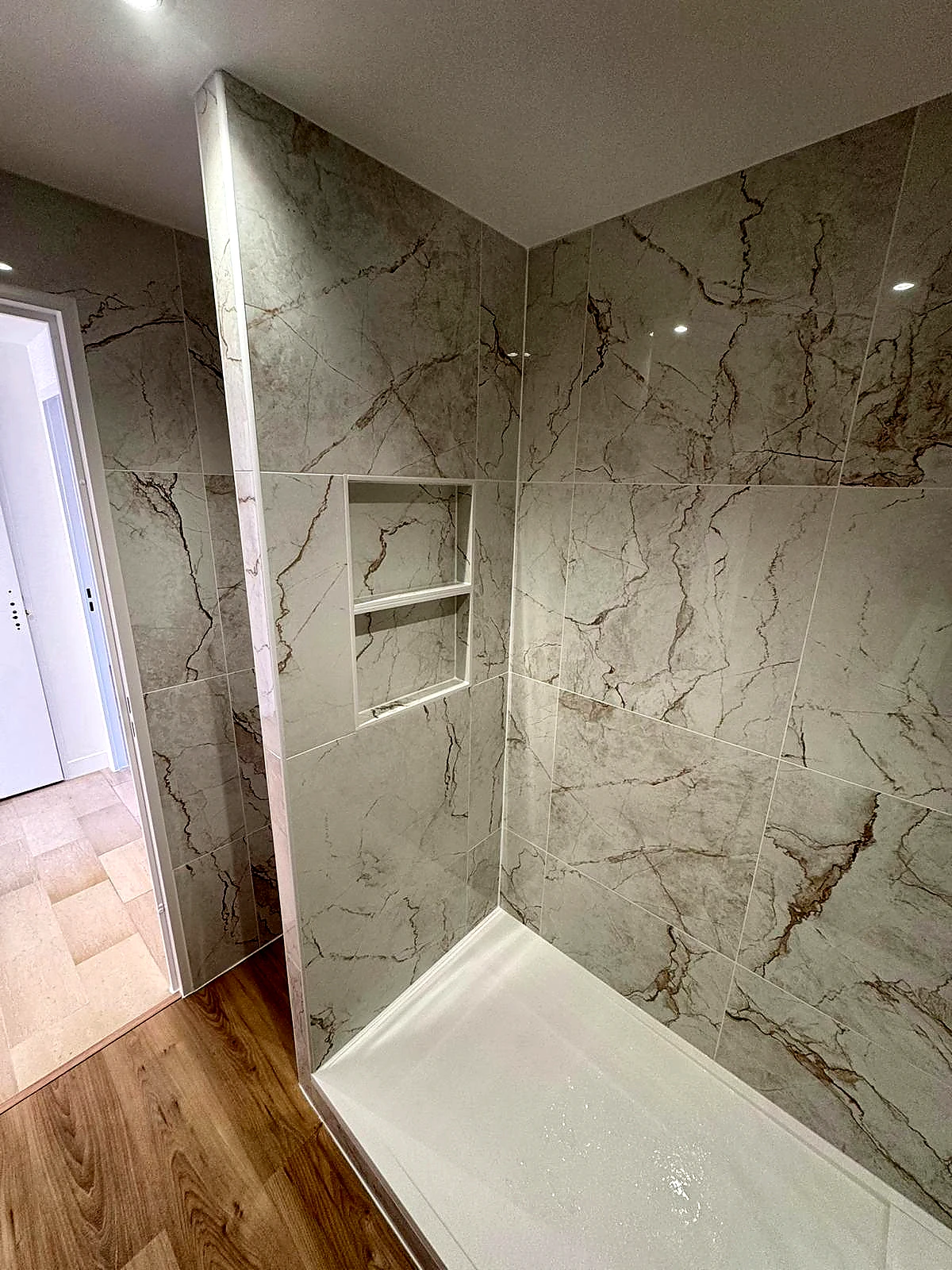 Rénovation d'une douche carrelée effet pierre avec niche murale