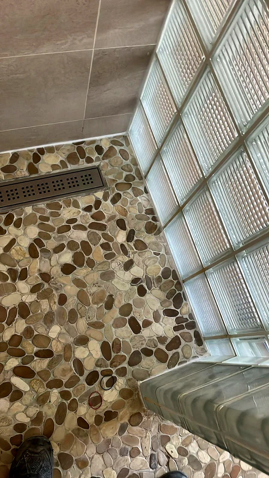 Sol de douche en mosaïque galets antidérapante avec caniveau et paroi vitrée