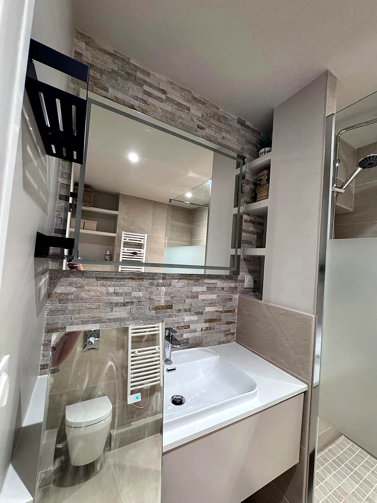 Meuble vasque suspendu contemporain avec miroir et raccordements sanitaires